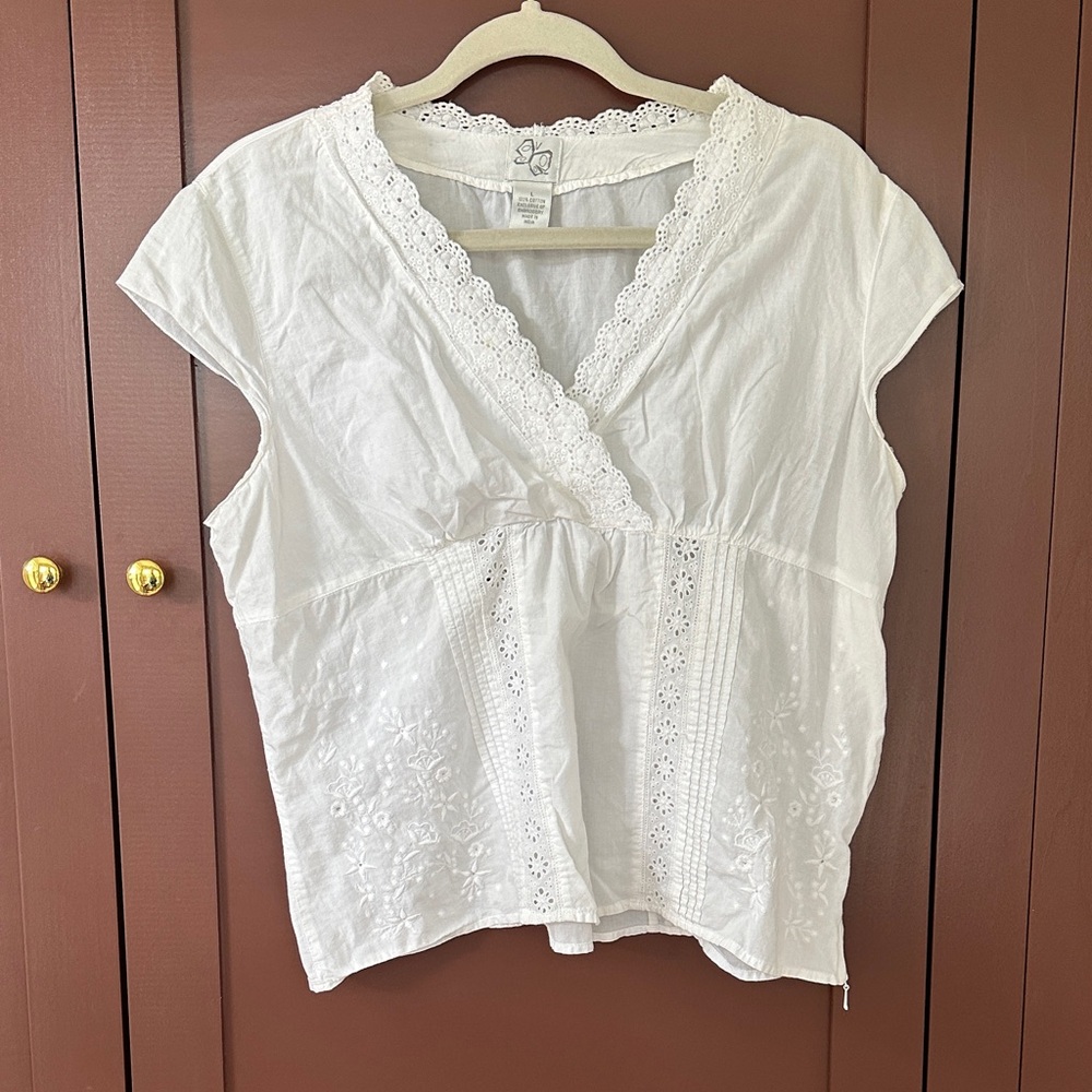 Elegant White Lace Trimmed Women's Top